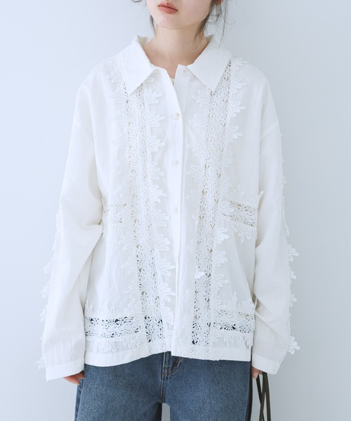 KBF(ケイビーエフ)の「ヴィンテージライクレースシャツ(シャツ/ブラウス・レディース・ダークブラウン/オフホワイト/ブラック・ONE)」の4枚目の写真