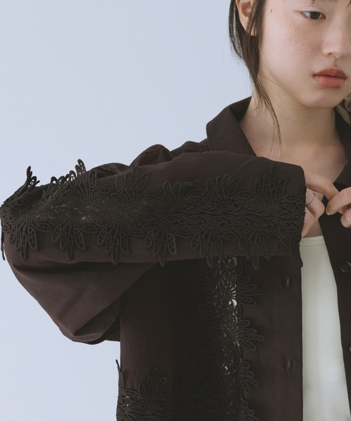 KBF(ケイビーエフ)の「ヴィンテージライクレースシャツ(シャツ/ブラウス・レディース・ダークブラウン/オフホワイト/ブラック・ONE)」の16枚目の写真