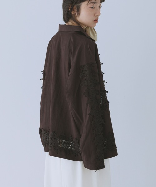 KBF(ケイビーエフ)の「ヴィンテージライクレースシャツ(シャツ/ブラウス・レディース・ダークブラウン/オフホワイト/ブラック・ONE)」の17枚目の写真