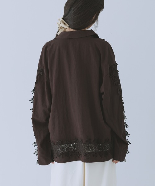 KBF(ケイビーエフ)の「ヴィンテージライクレースシャツ(シャツ/ブラウス・レディース・ダークブラウン/オフホワイト/ブラック・ONE)」の18枚目の写真