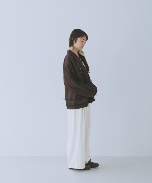 KBF(ケイビーエフ)の「ヴィンテージライクレースシャツ(シャツ/ブラウス・レディース・ダークブラウン/オフホワイト/ブラック・ONE)」の20枚目の写真