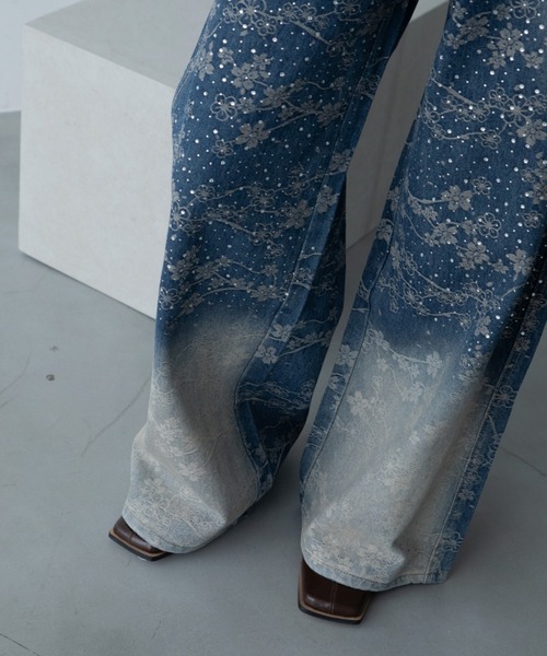 VACANCY（ヴァカンシー）の「ヴィンテージフラワー柄オーロラストーンデニム（デニムパンツ・レディース・ブルー・LARGE/MEDIUM/SMALL）」の17枚目の写真