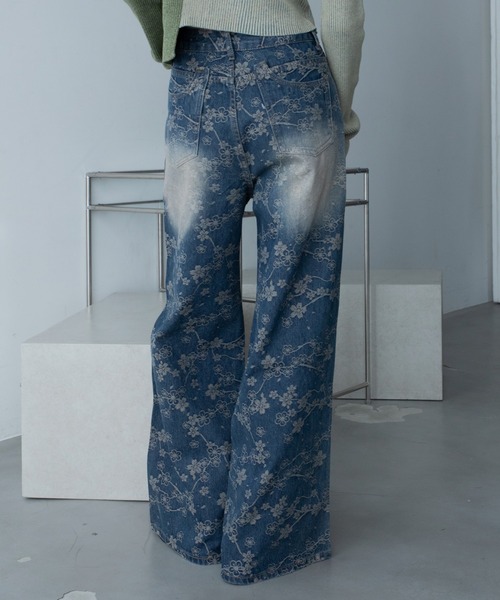 VACANCY（ヴァカンシー）の「ヴィンテージフラワー柄オーロラストーンデニム（デニムパンツ・レディース・ブルー・LARGE/MEDIUM/SMALL）」の11枚目の写真