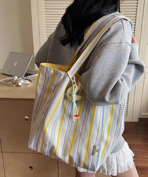 SHEPP(シープ)の「【リバーシブル】レタリングロゴ マルチストライプ キャンパストートバッグ(トートバッグ・レディース・ピンク/イエロー・F)」の6枚目の写真