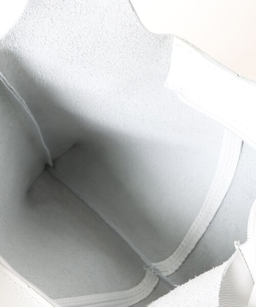 andrea cardone（アンドレアカルドネ）の「【ANDREA CARDONE】カーブシルエットトート(Q66312)（トートバッグ・レディース・シルバー/ホワイト・ALL）」の5枚目の写真