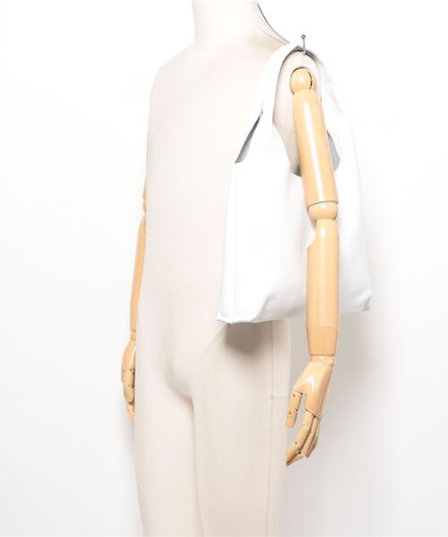 andrea cardone（アンドレアカルドネ）の「【ANDREA CARDONE】カーブシルエットトート(Q66312)（トートバッグ・レディース・シルバー/ホワイト・ALL）」の6枚目の写真