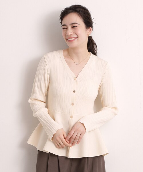 ITS'DEMO(イッツデモ)の「【手洗い可】前開きペプラムニット(ニット/セーター・レディース・アイボリー/グリーン系/ブラック・00)」の1枚目の写真