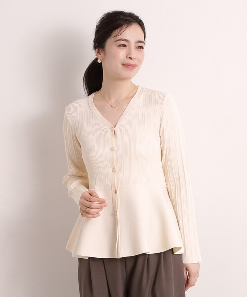 ITS'DEMO(イッツデモ)の「【手洗い可】前開きペプラムニット(ニット/セーター・レディース・アイボリー/グリーン系/ブラック・00)」の4枚目の写真