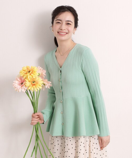 ITS'DEMO(イッツデモ)の「【手洗い可】前開きペプラムニット(ニット/セーター・レディース・アイボリー/グリーン系/ブラック・00)」の12枚目の写真