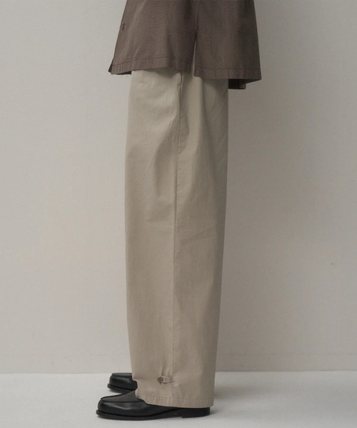 ATON（エイトン）の「【ATON / エイトン】LIGHT TC GABARDINE WASHED WIDE PANTS（その他パンツ・メンズ・ブラック/ベージュ・4/6）」の4枚目の写真