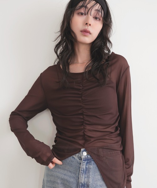 LIAN(リアン)の「シャーリングギャザーシアートップス(Tシャツ/カットソー・レディース・イエロー/ブラウン/ブラック/グレイッシュベージュ・FREE)」の2枚目の写真