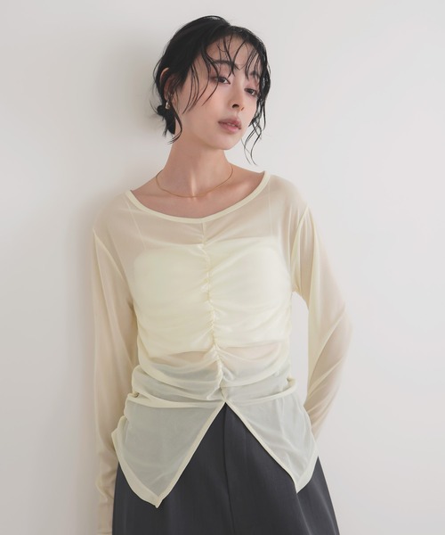 LIAN(リアン)の「シャーリングギャザーシアートップス(Tシャツ/カットソー・レディース・イエロー/ブラウン/ブラック/グレイッシュベージュ・FREE)」の4枚目の写真