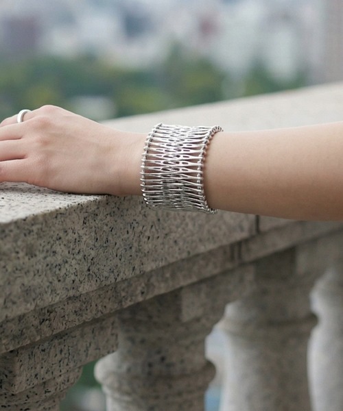 STYLE DELI（スタイルデリ）の「ハンドメイドテンションバングル（バングル/リストバンド・レディース・シルバー・FREE）」の2枚目の写真