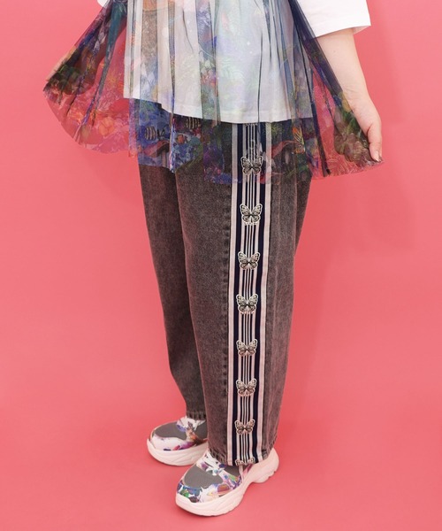 ScoLar（スカラー）の「161672：蝶ラインテープ付きデニムパンツ（デニムパンツ・レディース・ブラック/ブルー・M）」の2枚目の写真