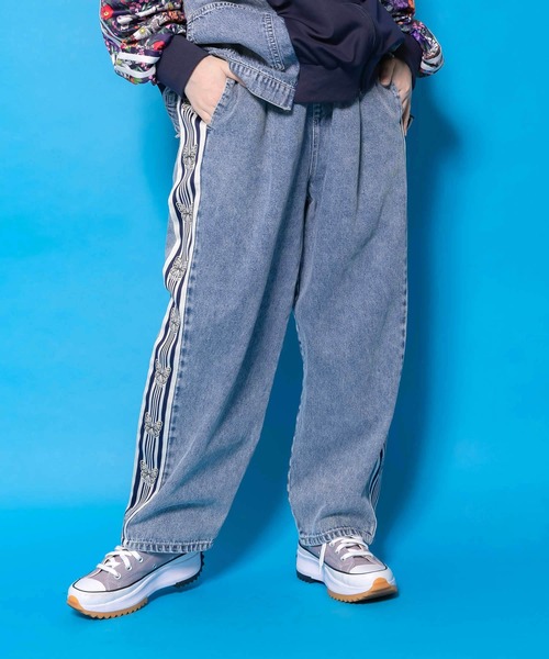 ScoLar（スカラー）の「161672：蝶ラインテープ付きデニムパンツ（デニムパンツ・レディース・ブラック/ブルー・M）」の3枚目の写真