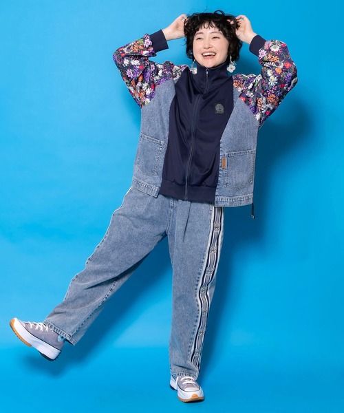 ScoLar（スカラー）の「161672：蝶ラインテープ付きデニムパンツ（デニムパンツ・レディース・ブラック/ブルー・M）」の4枚目の写真