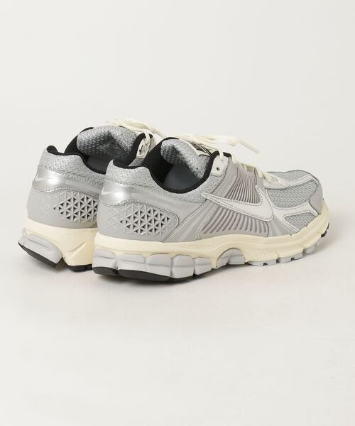 NIKE（ナイキ）の「NIKE/ナイキ ｽﾞｰﾑ ﾎﾞﾒﾛ 5（スニーカー・メンズ・シルバー・26cm/26.5cm/27cm/27.5cm/28cm/29cm/28.5cm/30cm）」の2枚目の写真