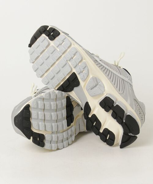 NIKE（ナイキ）の「NIKE/ナイキ ｽﾞｰﾑ ﾎﾞﾒﾛ 5（スニーカー・メンズ・シルバー・26cm/26.5cm/27cm/27.5cm/28cm/29cm/28.5cm/30cm）」の3枚目の写真
