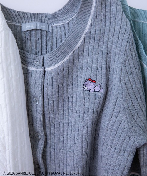 JILL by JILL STUART(ジルバイジルスチュアート)の「<タイニーチャムコラボ>ミニケーブルカーデトップス(ニット/セーター・レディース・ネイビー/グレー/レッド/ピンク/ホワイト/グリーン・FREE)」の2枚目の写真
