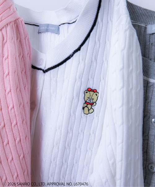 JILL by JILL STUART(ジルバイジルスチュアート)の「<タイニーチャムコラボ>ミニケーブルカーデトップス(ニット/セーター・レディース・ネイビー/グレー/レッド/ピンク/ホワイト/グリーン・FREE)」の1枚目の写真