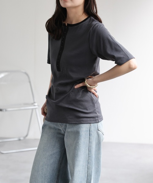 ap retro(アプレトロ)の「配色デザインリブトップス / テレコTeeシャツ(Tシャツ/カットソー・レディース・チャコール/モカ/ホワイト系その他/オフホワイト/ブラック系その他・FREE)」の4枚目の写真
