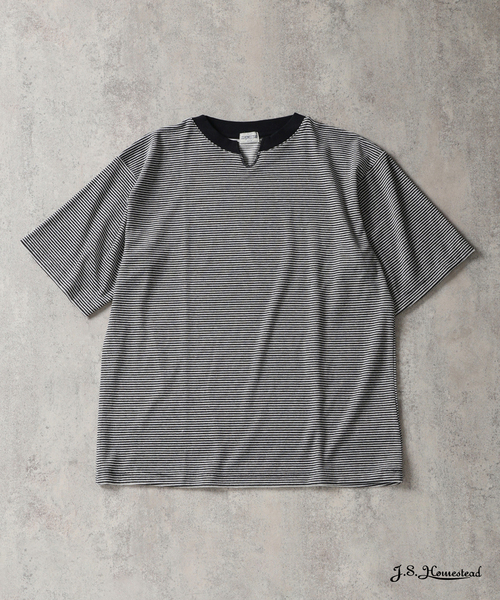 JOURNAL STANDARD J.S HOMESTEAD(ジャーナルスタンダードホームステッド)の「J.S.Homestead / ベルベット ボーダー キー × ボート ネック Tシャツ(Tシャツ/カットソー・メンズ・ベージュ/ブラック系その他/ネイビー・MEDIUM/LARGE)」の1枚目の写真