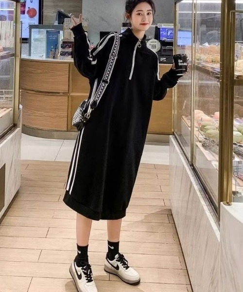 LETee(レティー)の「ラインデザインでスポーティーに魅せる!韓国ストリート風スウェットワンピース(ワンピース・レディース・ブラック・FREE)」の4枚目の写真
