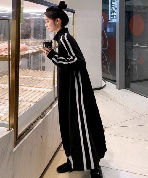 LETee(レティー)の「ラインデザインでスポーティーに魅せる!韓国ストリート風スウェットワンピース(ワンピース・レディース・ブラック・FREE)」の6枚目の写真