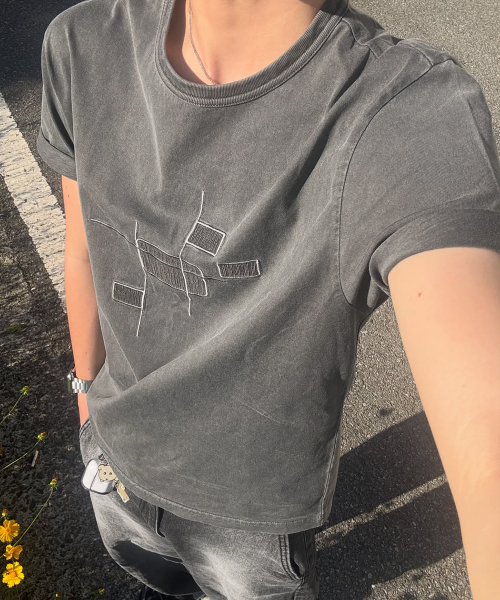 INTEMPOMOOD（インテンポムード）の「ディストーショングラフィックTシャツ_チャコール（Tシャツ/カットソー・メンズ・チャコール・MEDIUM/LARGE）」の2枚目の写真