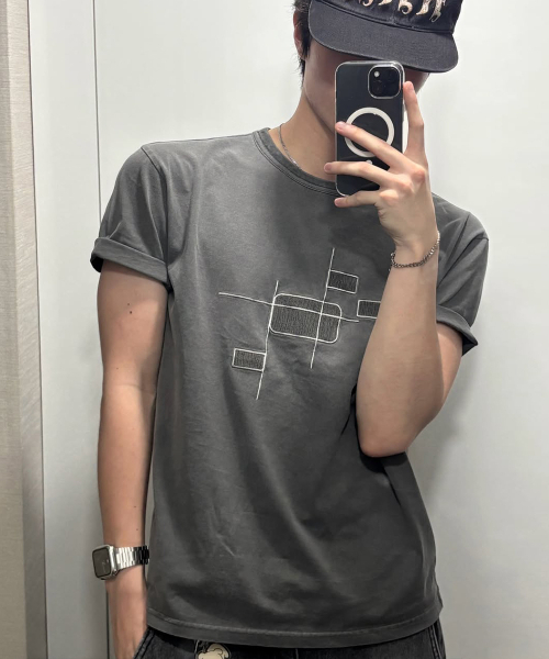 INTEMPOMOOD（インテンポムード）の「ディストーショングラフィックTシャツ_チャコール（Tシャツ/カットソー・メンズ・チャコール・MEDIUM/LARGE）」の3枚目の写真