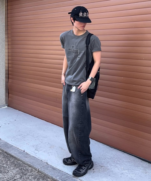 INTEMPOMOOD（インテンポムード）の「ディストーショングラフィックTシャツ_チャコール（Tシャツ/カットソー・メンズ・チャコール・MEDIUM/LARGE）」の4枚目の写真