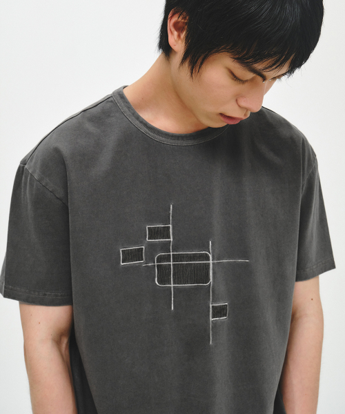 INTEMPOMOOD（インテンポムード）の「ディストーショングラフィックTシャツ_チャコール（Tシャツ/カットソー・メンズ・チャコール・MEDIUM/LARGE）」の5枚目の写真