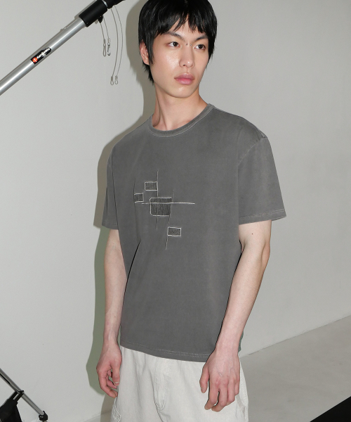 INTEMPOMOOD（インテンポムード）の「ディストーショングラフィックTシャツ_チャコール（Tシャツ/カットソー・メンズ・チャコール・MEDIUM/LARGE）」の6枚目の写真