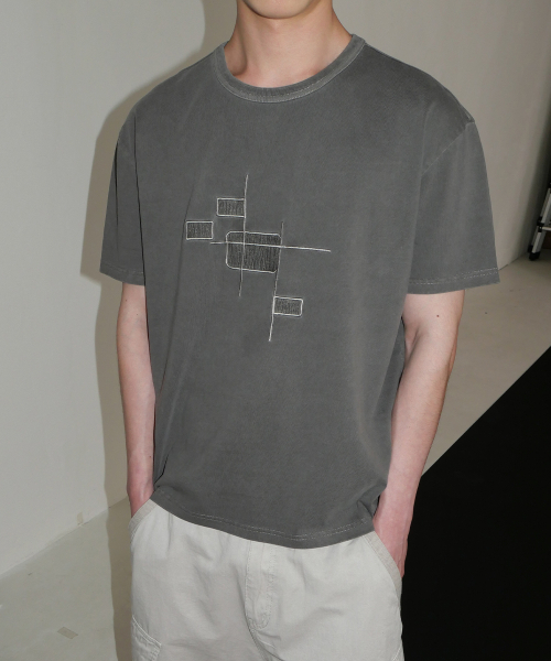 INTEMPOMOOD（インテンポムード）の「ディストーショングラフィックTシャツ_チャコール（Tシャツ/カットソー・メンズ・チャコール・MEDIUM/LARGE）」の7枚目の写真