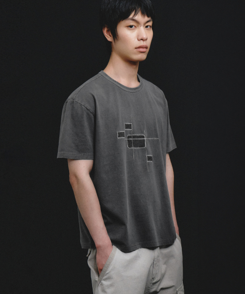INTEMPOMOOD（インテンポムード）の「ディストーショングラフィックTシャツ_チャコール（Tシャツ/カットソー・メンズ・チャコール・MEDIUM/LARGE）」の8枚目の写真