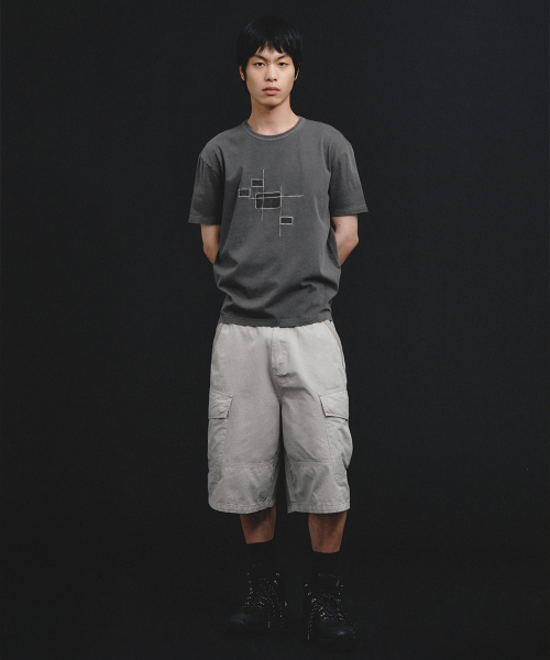 INTEMPOMOOD（インテンポムード）の「ディストーショングラフィックTシャツ_チャコール（Tシャツ/カットソー・メンズ・チャコール・MEDIUM/LARGE）」の9枚目の写真