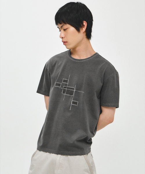 INTEMPOMOOD（インテンポムード）の「ディストーショングラフィックTシャツ_チャコール（Tシャツ/カットソー・メンズ・チャコール・MEDIUM/LARGE）」の10枚目の写真