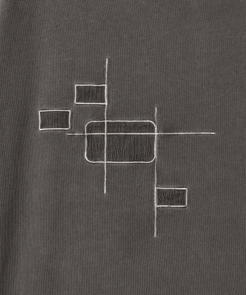 INTEMPOMOOD（インテンポムード）の「ディストーショングラフィックTシャツ_チャコール（Tシャツ/カットソー・メンズ・チャコール・MEDIUM/LARGE）」の13枚目の写真