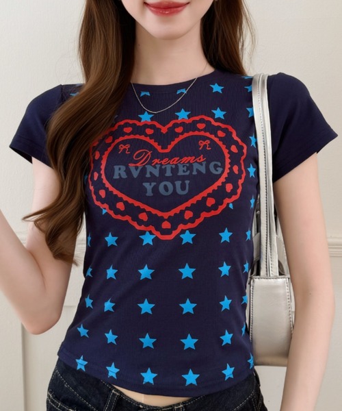 Ada.(エイダ)の「星柄 フロント ロゴ プリント コンパクト Tシャツ(Tシャツ/カットソー・レディース・ブラック/イエロー/ネイビー・FREE)」の1枚目の写真
