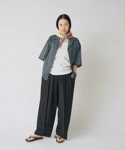WHIMSIC(ウィムジック)の「【UNISEX/2サイズ展開】ボックスプリーツスラックス(その他パンツ・レディース・グレー/ブラック・1/2)」の3枚目の写真
