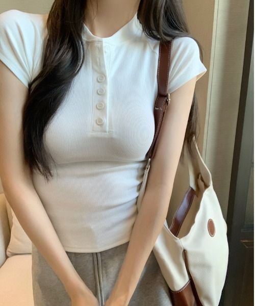 Emilie(エミリー)の「ヘンリーネック半袖トップス(Tシャツ/カットソー・レディース・ブラック/オートミール/ホワイト・FREE)」の1枚目の写真