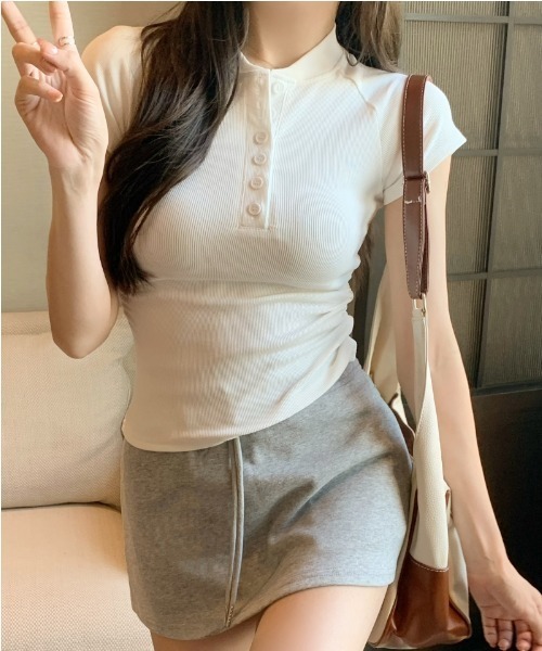 Emilie(エミリー)の「ヘンリーネック半袖トップス(Tシャツ/カットソー・レディース・ブラック/オートミール/ホワイト・FREE)」の5枚目の写真