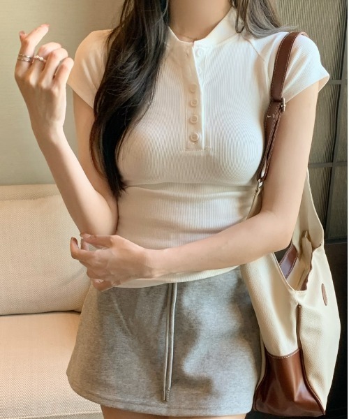 Emilie(エミリー)の「ヘンリーネック半袖トップス(Tシャツ/カットソー・レディース・ブラック/オートミール/ホワイト・FREE)」の6枚目の写真