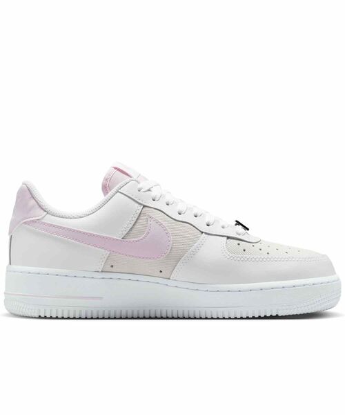 NIKE(ナイキ)の「ナイキ エア フォース 1 '07 SE ウィメンズシューズ / Nike Air Force 1 '07 SE Women's Shoes IV4721-100 White(スニーカー・レディース・ホワイト・23/24.5/24/23.5/26/25.5/25/22.5/22)」の3枚目の写真