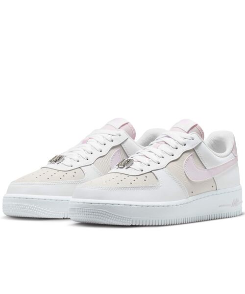NIKE(ナイキ)の「ナイキ エア フォース 1 '07 SE ウィメンズシューズ / Nike Air Force 1 '07 SE Women's Shoes IV4721-100 White(スニーカー・レディース・ホワイト・23/24.5/24/23.5/26/25.5/25/22.5/22)」の5枚目の写真