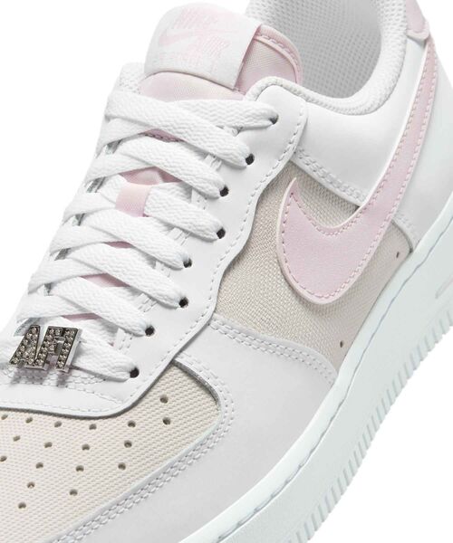 NIKE(ナイキ)の「ナイキ エア フォース 1 '07 SE ウィメンズシューズ / Nike Air Force 1 '07 SE Women's Shoes IV4721-100 White(スニーカー・レディース・ホワイト・23/24.5/24/23.5/26/25.5/25/22.5/22)」の7枚目の写真