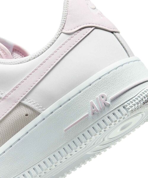NIKE(ナイキ)の「ナイキ エア フォース 1 '07 SE ウィメンズシューズ / Nike Air Force 1 '07 SE Women's Shoes IV4721-100 White(スニーカー・レディース・ホワイト・23/24.5/24/23.5/26/25.5/25/22.5/22)」の8枚目の写真