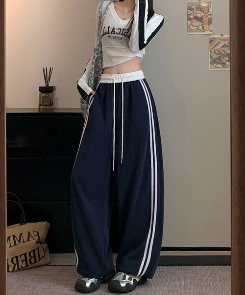 AVYL(アヴィル)の「サイドラインワイドパンツ(その他パンツ・レディース・グレー/ホワイト×ネイビー・M)」の7枚目の写真