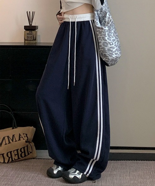 AVYL(アヴィル)の「サイドラインワイドパンツ(その他パンツ・レディース・グレー/ホワイト×ネイビー・M)」の6枚目の写真