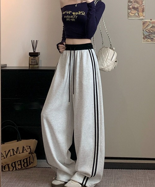 AVYL(アヴィル)の「サイドラインワイドパンツ(その他パンツ・レディース・グレー/ホワイト×ネイビー・M)」の4枚目の写真